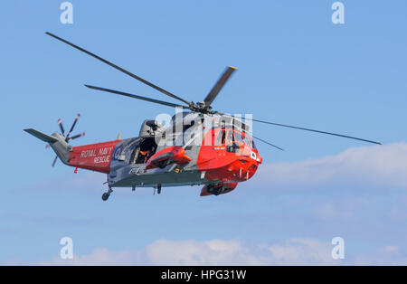 DAWLISH, Großbritannien - 23. August 2014: Royal Navy Sea King Such- und Rettungshubschrauber fliegen auf der Dawlish Airshow Stockfoto