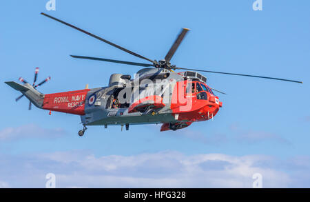 DAWLISH, Großbritannien - 23. August 2014: Royal Navy Sea King Such- und Rettungshubschrauber fliegen auf der Dawlish Airshow Stockfoto