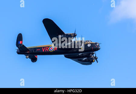 DAWLISH, Großbritannien - 23. August 2014: Kanadische Lancaster Bomber CG-VRA fliegen in Dawlish Airshow. CG-VRA ist eines der beiden verbleibenden fliegen La Stockfoto