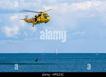 DAWLISH, Großbritannien - 23. August 2014: Royal Navy Sea King Such- und Rettungshubschrauber fliegen auf der Dawlish Airshow Stockfoto