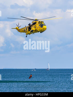 DAWLISH, Großbritannien - 23. August 2014: Royal Navy Sea King Such- und Rettungshubschrauber fliegen auf der Dawlish Airshow Stockfoto