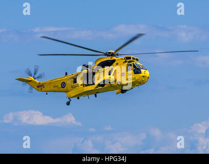 DAWLISH, Großbritannien - 23. August 2014: Royal Navy Sea King Such- und Rettungshubschrauber fliegen auf der Dawlish Airshow Stockfoto