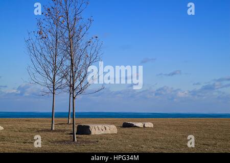 Felsbrocken liegt am Chicago Lakefront in kargen Winterszene Januar 2017 Stockfoto