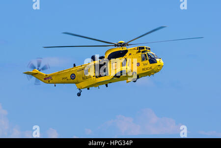 DAWLISH, Großbritannien - 23. August 2014: Royal Navy Sea King Such- und Rettungshubschrauber fliegen auf der Dawlish Airshow Stockfoto