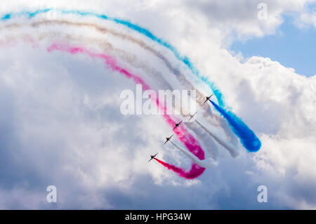 DAWLISH, Großbritannien - 23. August 2014: Anzeigen der Royal Air Force Red Arrows Kunstflug fliegen in Dawlish Airshow team Stockfoto