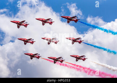 DAWLISH, Großbritannien - 23. August 2014: Anzeigen der Royal Air Force Red Arrows Kunstflug fliegen in Dawlish Airshow team Stockfoto