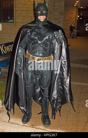 Kostümierte Batman heraus für einen Spaziergang auf der Halloween-Nacht. Cumberland Wisconsin WI USA Stockfoto