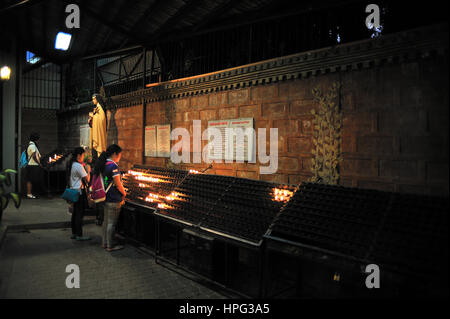 St. Therese katholische Kirche Lahug Cebu City Philippinen, Novene und Kerze Licht Gebete. Stockfoto