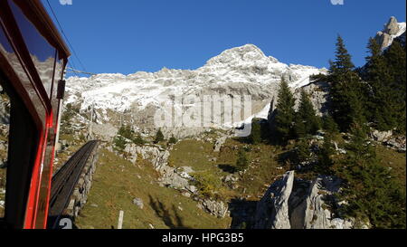 Schweizer Alpen Landschaft aus dem Pilatus, Schweiz. Blick auf die Berge über den Wolken Stockfoto