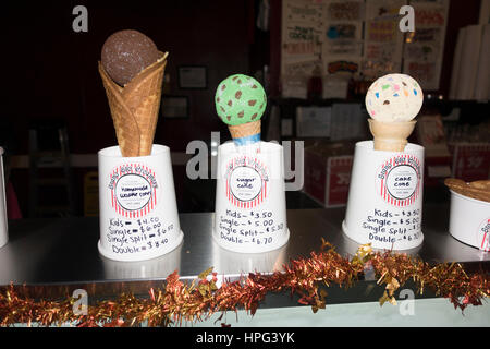 Verpassen nicht die Preise für die drei Arten von Zapfen an meine Lieblings Grand Ole Creamery Eisdiele. St Paul Minnesota MN USA Stockfoto