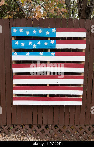 Amerikanische Flagge USA patriotischen Stars und Stripes künstlerisch auf einem Lattenrost Holzpalette gemalt. Rot, weiß und blau lackiert. Downers Grove Illinois IL USA Stockfoto