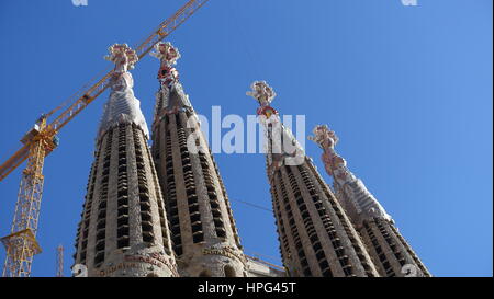 Innere der Sagrada Familia, Barcelona, Spanien mit Glasfenster Stockfoto