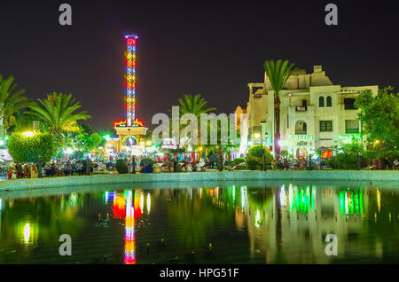 EL KANTAOUI, Tunesien - 28. August 2015: Die Lichter der Vergnügungspark des Resorts spiegeln in den Gewässern von seinem zentralen Brunnen am 28. August in El Kantaoui. Stockfoto