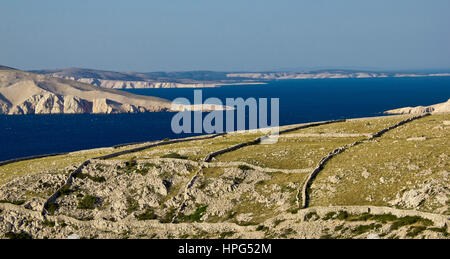 Stein Wüste Landschaft und Meer - Inseln von Kroatien (Krk, Grgur, Prvic, Rab) Stockfoto