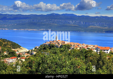 Mediterrane Stadt von Vrbnik, Insel Krk, Kroatien - Stadt in der nördlichen Adria befindet sich auf dem hohen Felsen, bekannt durch die Wein - Qualität Vrbnicka zl Stockfoto