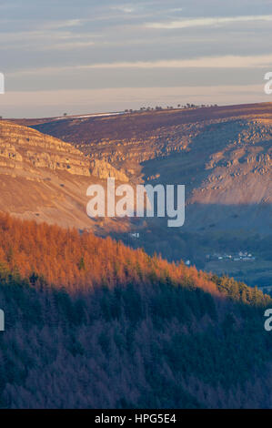 Eglwyseg Berg über Llangollen getroffen vom Pferd Schuh Pass an einem Wintertag am Abend. Stockfoto