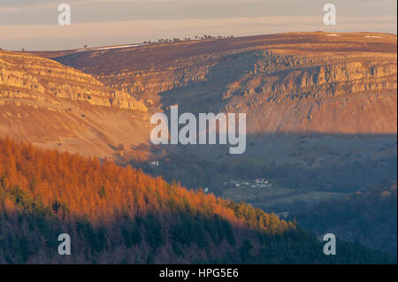 Eglwyseg Berg über Llangollen getroffen vom Pferd Schuh Pass an einem Wintertag am Abend. Stockfoto