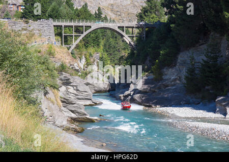 Queenstown, Otago, Neuseeland. Shotover Jet Boot Shotover River unterhalb der Edith Cavell Brücke überfahren. Stockfoto