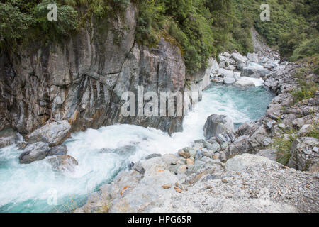 Haast Pass, Mount Aspiring National Park, West Coast, New Zealand. Die schäumenden Wasser des Haast River flussabwärts an den Gates Haast stürzen. Stockfoto