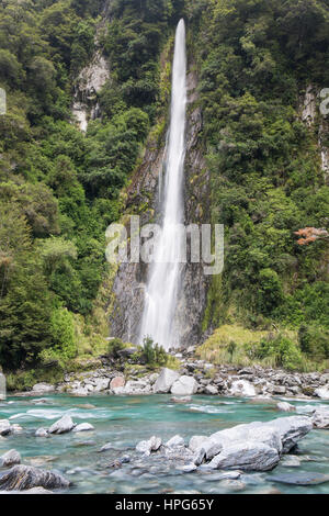 Haast Pass, Mount Aspiring National Park, West Coast, New Zealand. Thunder Creek Falls und den Haast River. Stockfoto