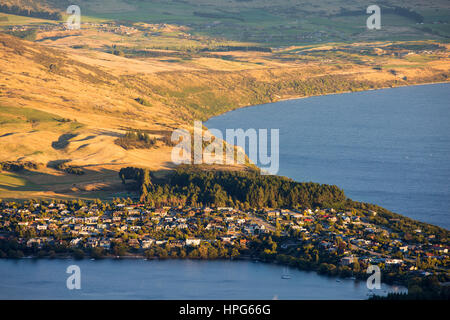 Queenstown, Otago, Neuseeland. Blick auf die exklusiven Vorort von Kelvin Heights und dem nördlichen Ufer des Lake Wakatipu, Sonnenuntergang. Stockfoto