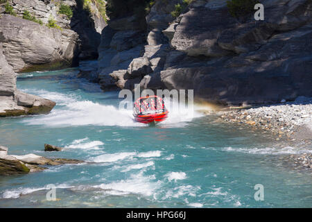 Queenstown, Otago, Neuseeland. Shotover Jet Boot aus schmalen Canyon auf dem Shotover River. Stockfoto