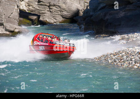 Queenstown, Otago, Neuseeland. Shotover Jet Boot aus schmalen Canyon auf dem Shotover River. Stockfoto