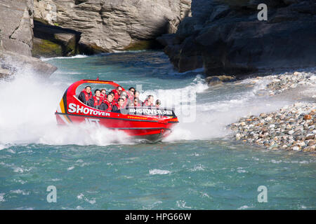 Queenstown, Otago, Neuseeland. Shotover Jet Boot aus schmalen Canyon auf dem Shotover River. Stockfoto