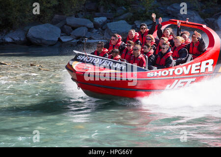 Queenstown, Otago, Neuseeland. Shotover Jet Boot über das türkisfarbene Wasser des Shotover River. Stockfoto