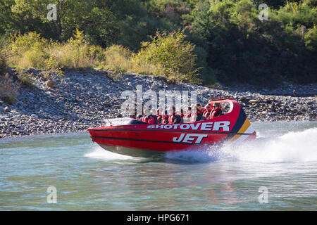 Queenstown, Otago, Neuseeland. Shotover Jet Boot über das türkisfarbene Wasser des Shotover River. Stockfoto