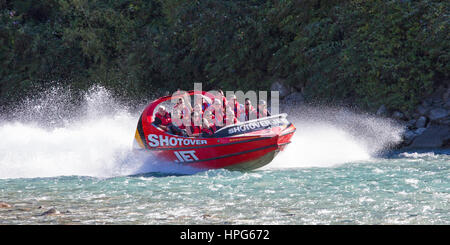 Queenstown, Otago, Neuseeland. Shotover Jet Boot über das türkisfarbene Wasser des Shotover River. Stockfoto