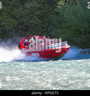 Queenstown, Otago, Neuseeland. Shotover Jet Boot über das türkisfarbene Wasser des Shotover River. Stockfoto