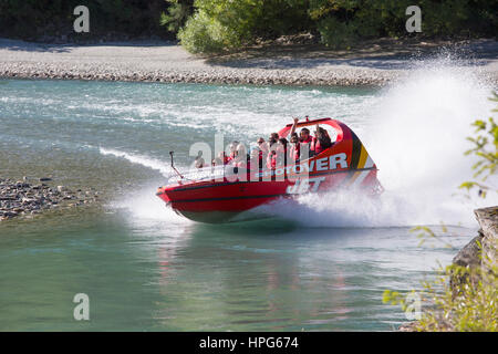 Queenstown, Otago, Neuseeland. Shotover Jet Boot über das türkisfarbene Wasser des Shotover River. Stockfoto