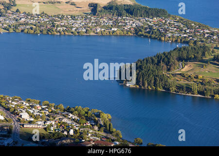 Queenstown, Otago, Neuseeland. Blick über Frankton Arm, eine Bucht des Lake Wakatipu zum exklusiven Vorort von Kelvin Heights. Stockfoto
