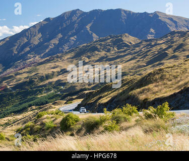 Queenstown, Otago, Neuseeland. Blick entlang der Coronet Peak Road in der Nähe von Arthurs Point, einsame Fahrzeug bergan. Stockfoto