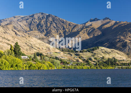 Arrowtown, Otago, Neuseeland. Blick über See Hayes Ben Cruachan und die Remarkables, Doppelkegel erkennbar. Stockfoto
