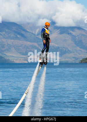 Queenstown, Otago, Neuseeland. Flyboard in Queenstown Bay, Lake Wakatipu. Stockfoto