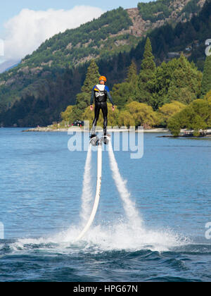 Queenstown, Otago, Neuseeland. Flyboard in Queenstown Bay, Lake Wakatipu. Stockfoto