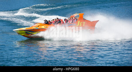 Queenstown, Otago, Neuseeland. Thunder Jet Boot Beschleunigung über Queenstown Bay, Lake Wakatipu. Stockfoto