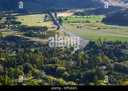 Arrowtown, Otago, Neuseeland. Blick über das Kawarau Valley und den State Highway 6 von der Crown Range Road über der Arrow Junction. Stockfoto