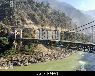 Alten Trishuli Brücke in Trishuli Fluss, die Brücke die verbindenden Kathmandu und Pokhara für den täglichen Transport. Stockfoto