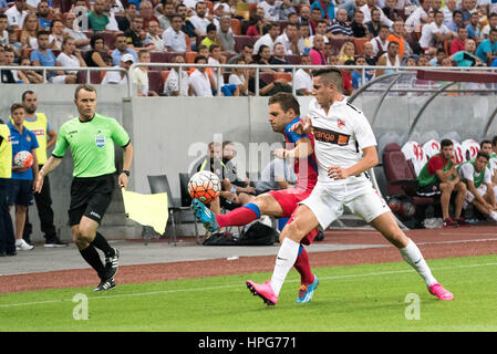 9. August 2015: Adrian Popa #77 von FC Steaua Bukarest und Steliano Filip #7 von Dinamo Bukarest in Aktion während der Liga, ich zwischen FC Steaua Bukarest ROU Vs FC Spiel, Dinamo Bukarest ROU im nationalen Arena Stadion, Rumänien ROU.   Foto: Cronos/Catalin Soare Stockfoto