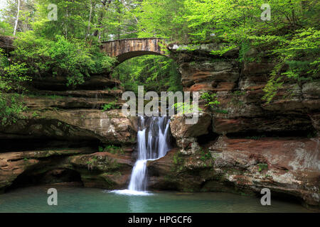 Upper Falls Alter Mann-Höhle, Hocking Hills State Park, Ohio, im Frühjahr Stockfoto