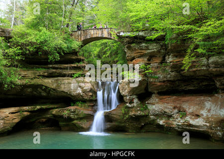 Upper Falls Alter Mann-Höhle, Hocking Hills State Park, Ohio, im Frühjahr Stockfoto