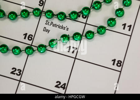 St. Patricks Day Nahaufnahme von Perlen auf Kalender gehalten Stockfoto