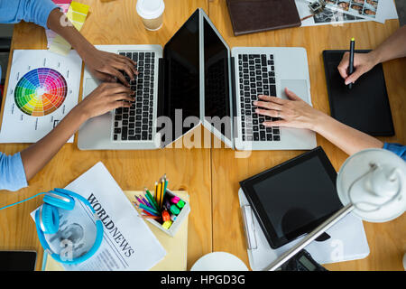 Draufsicht der weiblichen Grafik-Designer mit Laptop am Schreibtisch Stockfoto