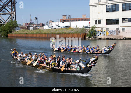 Drachenboot-Rennfahrer auf Ping Tom Memorial Park in Chicago. Stockfoto