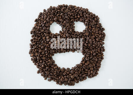 Kaffee Bohnen bilden Smiley-Gesicht auf weißem Hintergrund Stockfoto