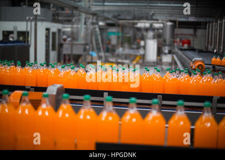 Flasche Saft auf Produktionslinie in Flasche Fabrik Verarbeitung Stockfoto