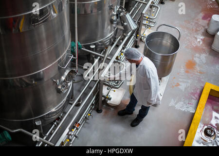 Fabrik-Ingenieur Überwachung Lagertank in Flasche Fabrik Stockfoto